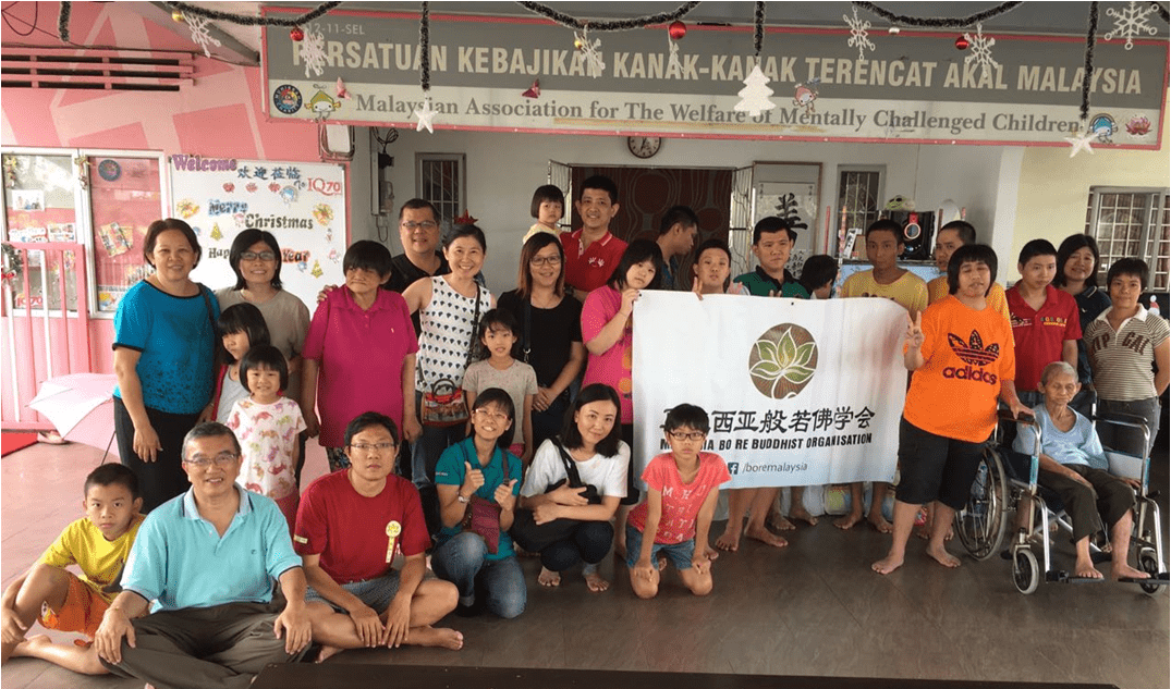 大合照：马来西亚般若佛学会慈善组一行人为IQ70 Plus建安家福送暖。